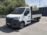 un camion blanc garé dans un parking