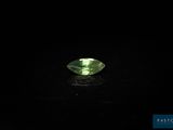 gros plan d'un diamant vert sur une surface noire