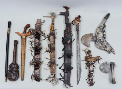 de nombreux types d'armes exposées sur un fond blanc