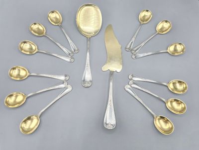 many spoons and spoon spoons arranged in a circle
