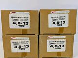 quatre boîtes de vis à fixation rapide sont empilées les unes sur les autres