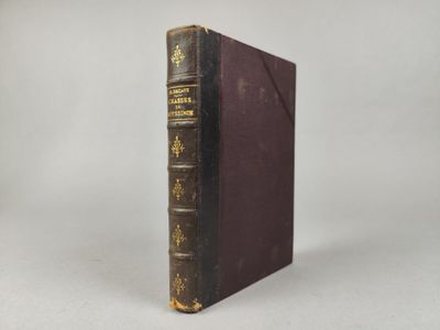 un vieux livre posé sur une surface blanche