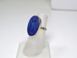 Gros plan sur une bague contenant une pierre bleue
