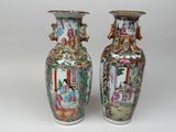 deux vases posés côte à côte sur une surface blanche