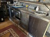 une image d'une cuisine avec beaucoup d'espace de travail