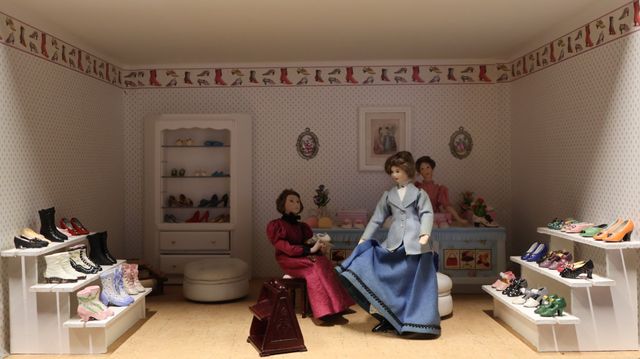 Diorama. Composition miniature, dans une vitrine en bois, vitre e...