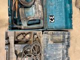 une boîte bleue contenant des outils, posée sur le sol