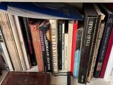 une bibliothèque sur laquelle se trouvent de nombreux livres et une horloge