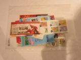 une photo d'une boîte transparente sur laquelle sont collés de nombreux timbres