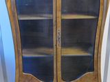 un meuble en bois surmonté d'une porte en verre