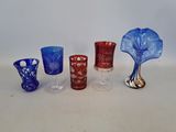 plusieurs vases en verre de différentes couleurs posés sur une table