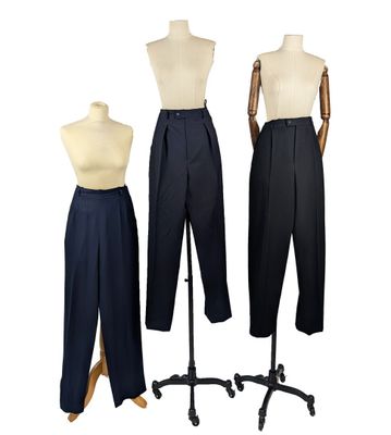 trois mannequins portant un pantalon noir et un haut blanc