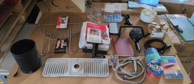 une table sur laquelle sont posés plusieurs objets