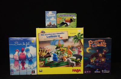 Plusieurs DVD pour enfants sont alignés sur une surface noire
