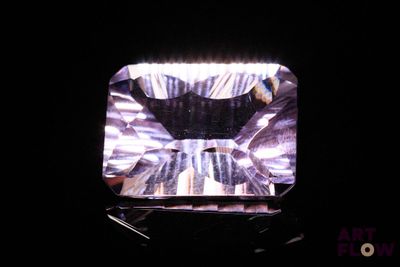 un cristal violet carré au milieu d'un fond noir