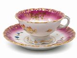 une tasse et une soucoupe, posées l'une sur l'autre