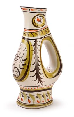 un vase blanc orné d'un motif sur fond blanc