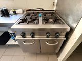 une cuisinière argentée à deux feux au milieu d'une cuisine