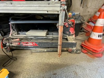 une image d'un établi dans un garage
