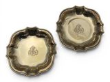 paire d'assiettes plaquées argent ornées de monogrammes