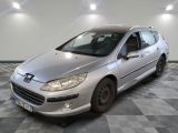 la voiture argentée est garée dans le garage sur le sol en damier
