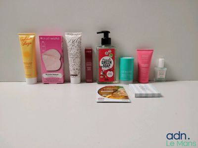de nombreux types de produits de soins de la peau posés sur une table