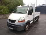 un camion blanc garé dans un parking