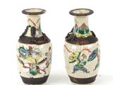 deux vases posés côte à côte sur une surface blanche