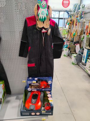un présentoir de jouets à vendre dans un magasin
