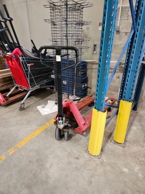 many carts that are sitting in a warehouse