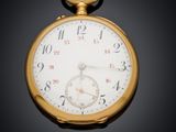 une montre de poche antique sur une surface noire avec un fond noir