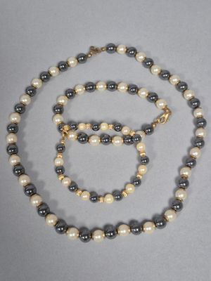 Demi-parure comprenant un collier et un bracelet en hématite…