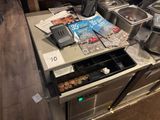un comptoir sur lequel sont disposés de nombreux plats