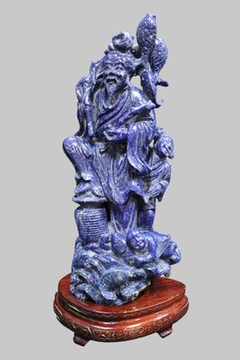 statue d'un homme avec un oiseau sur l'épaule et un oiseau sur l'épaule
