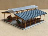 une petite maquette d'un bâtiment au toit bleu