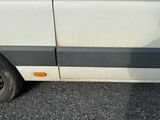 une camionnette blanche garée sur le bord de la route
