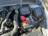 un moteur de voiture équipé d'une batterie rouge et noire