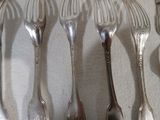 beaucoup de fourchettes et de cuillères sur la table