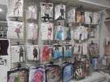 une présentation de jouets et d'autres articles dans un magasin