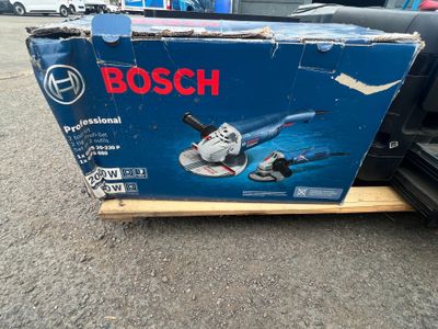 une boîte posée par terre devant une voiture