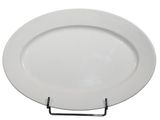 une assiette blanche posée sur un support métallique, sur un fond blanc