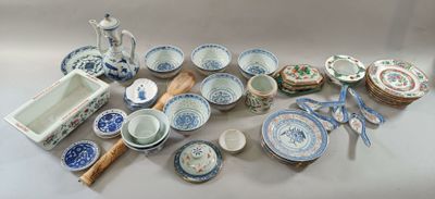 CHINE Ensemble de porcelaine d'une trentaine de pièces dont …