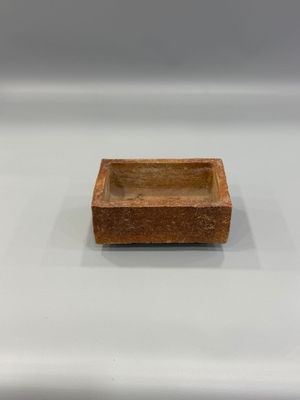 une petite boîte en bois posée sur une table blanche