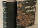 deux livres posés l'un à côté de l'autre sur une table