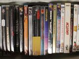 une photo montrant une collection de DVD sur une étagère