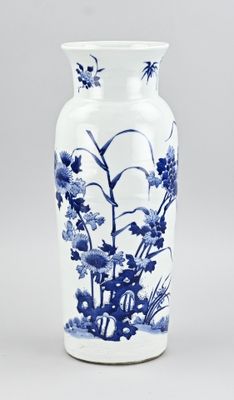 un vase bleu et blanc posé sur une table