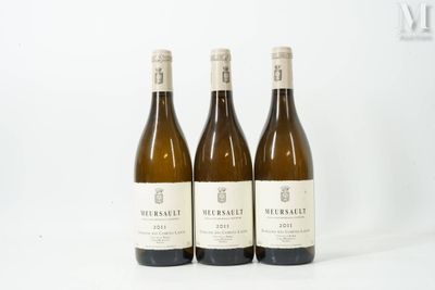 trois bouteilles de vin posées sur une table blanche