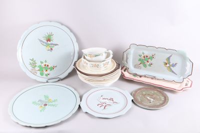 un grand nombre d'assiettes et de bols posés sur une table