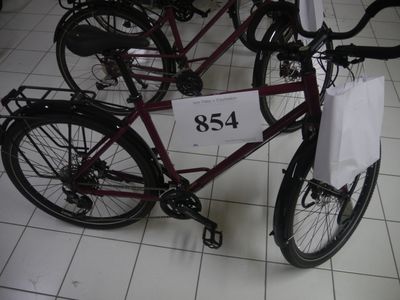 deux vélos posés par terre, avec leurs étiquettes de prix