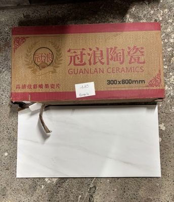 une boîte ouverte d'argile chinoise posée sur une table